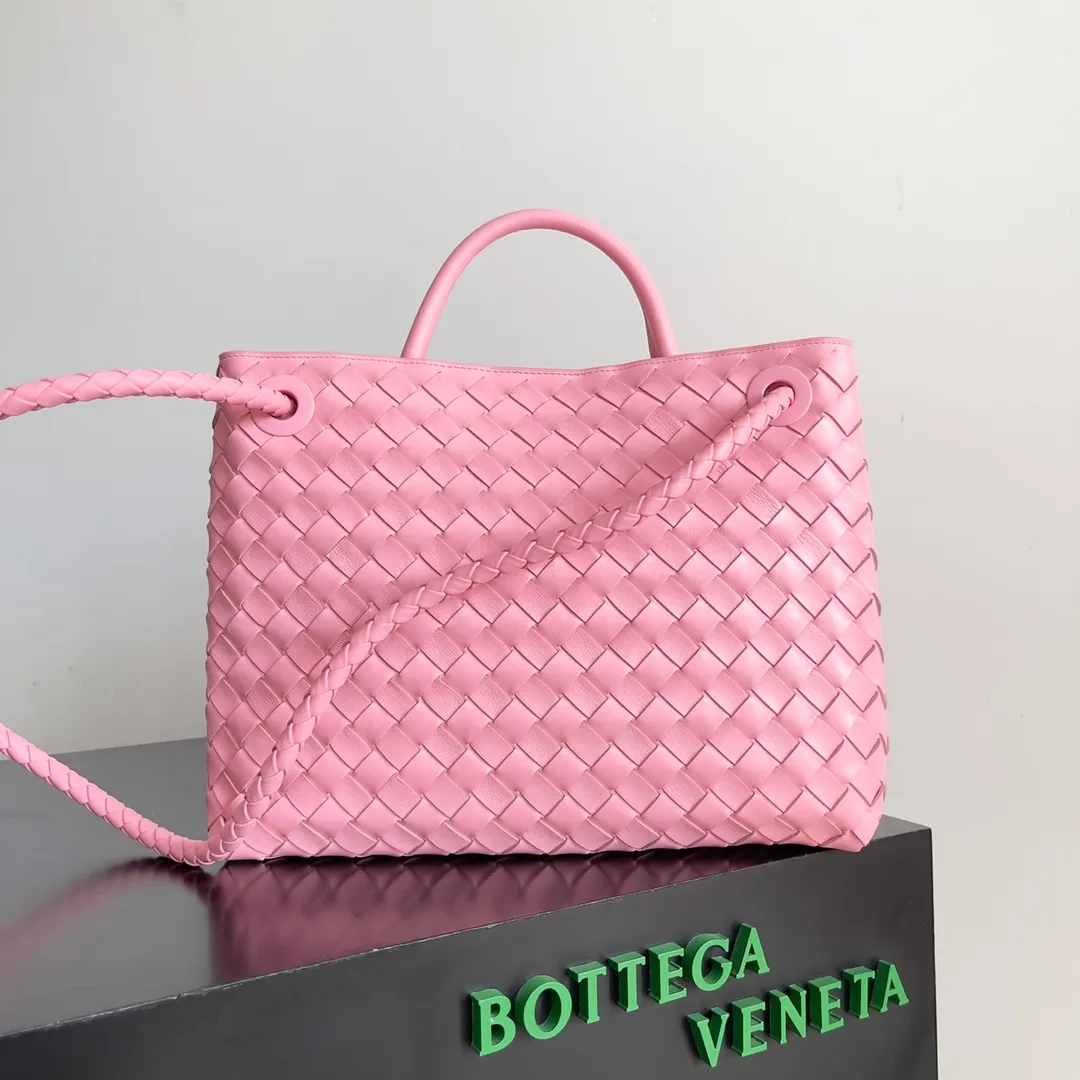 The 2023 new Andiamo batch of 2260 BV has been shipped‼ ️Really popular🔥The new Andiamo woven handbag launched by Bottega Veneta this season is really popular all over the world! ! Celebrities at home and abroad have worn it, and Oscar-winning actress Michelle Yeoh has taken it out on the street. Song Jia, Trai Yara, Yu Feihong, Sanji Ayaka, Rosie Hunting-Whiteley, Yoshioka Riho, etc. have all picked up this bag. It is classic and versatile, showing off its temperament, and the bag capacity is also large, which is very convenient for daily commuting! ! A variety of carrying methods, the shoulder straps can be adjusted by yourself, the original lambskin feels soft and delicate, and the unisex style breaks the gender boundaries and brings a more practical and long-lasting use experience. Andiamo, which has both elegant and casual styles, perfectly interprets the true appearance of "fashionable old money style". Style number: 743572 Size: 32*24*12